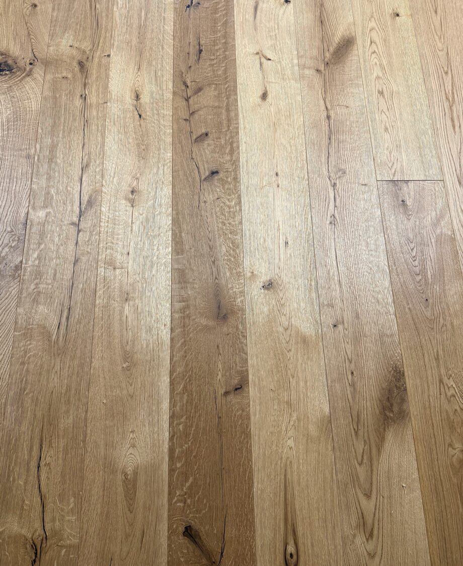 Rustikales Eichenparkett als Landhausdiele – die gebürstete und geölte Oberfläche betont die natürliche Holzmaserung. Parkettboden Eiche Markant 1-Stab, gefast, gebürstet und geölt, 189 mm, verlegt – natürlicher Farbton mit lebhaften Ästen und natürlichen Rissen