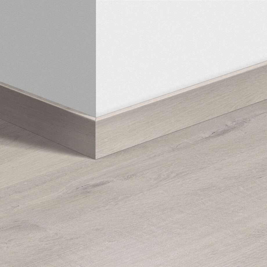 qsvsk40200-1 Sockelleiste Quick-Step Cotton Oak White Blush für LVT Vinylboden, wasserfest, 12x58x2400 mm