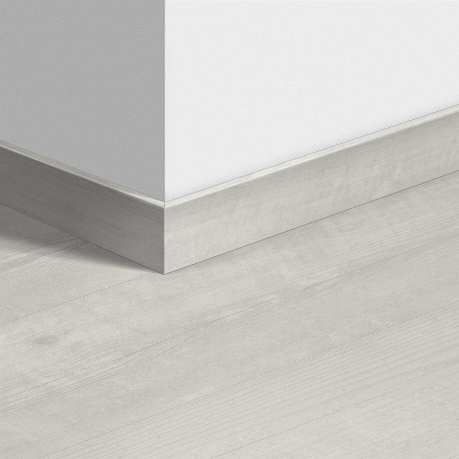 qsvsk40204-1 Sockelleiste Quick-Step Snow Pine für LVT Vinylboden, wasserfest, 12x58x2400 mm