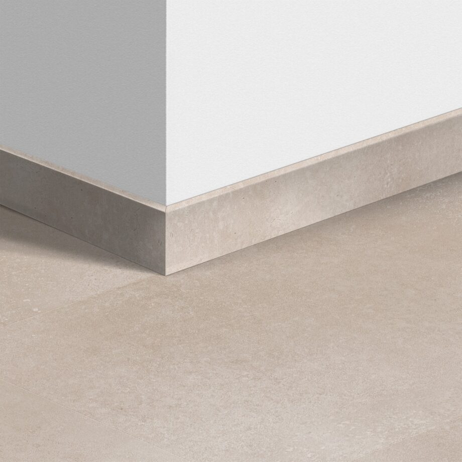 qsvsk40232-1 Sockelleiste Quick-Step Coral Rock für LVT Vinylboden, wasserfest, 12x58x2400 mm