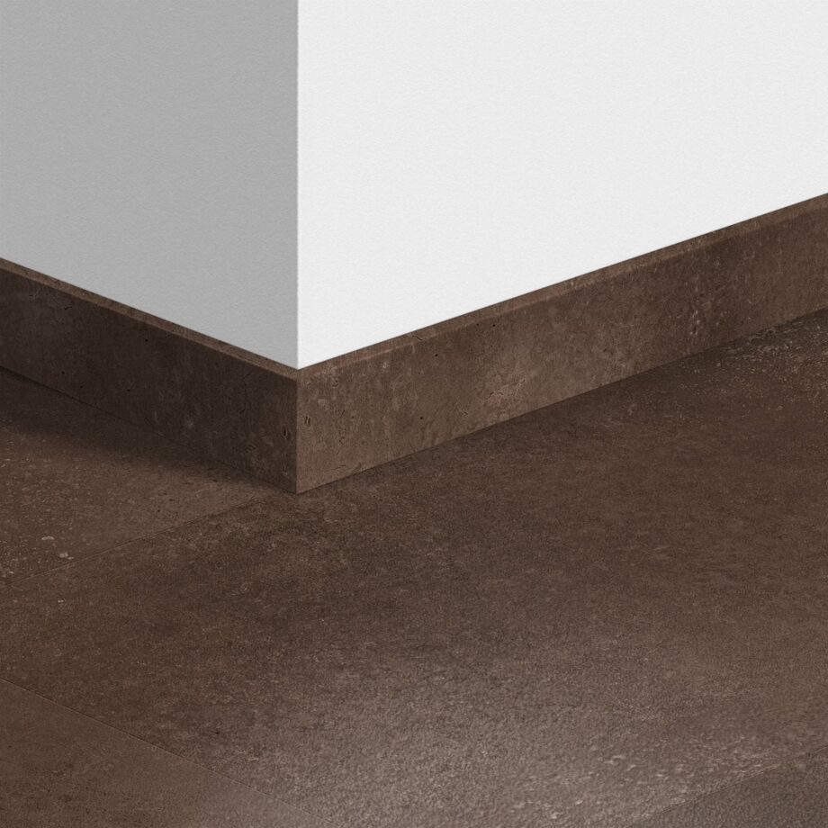 qsvsk40233-1 Sockelleiste Quick-Step Cinnamon Rock für LVT Vinylboden, wasserfest, 12x58x2400 mm