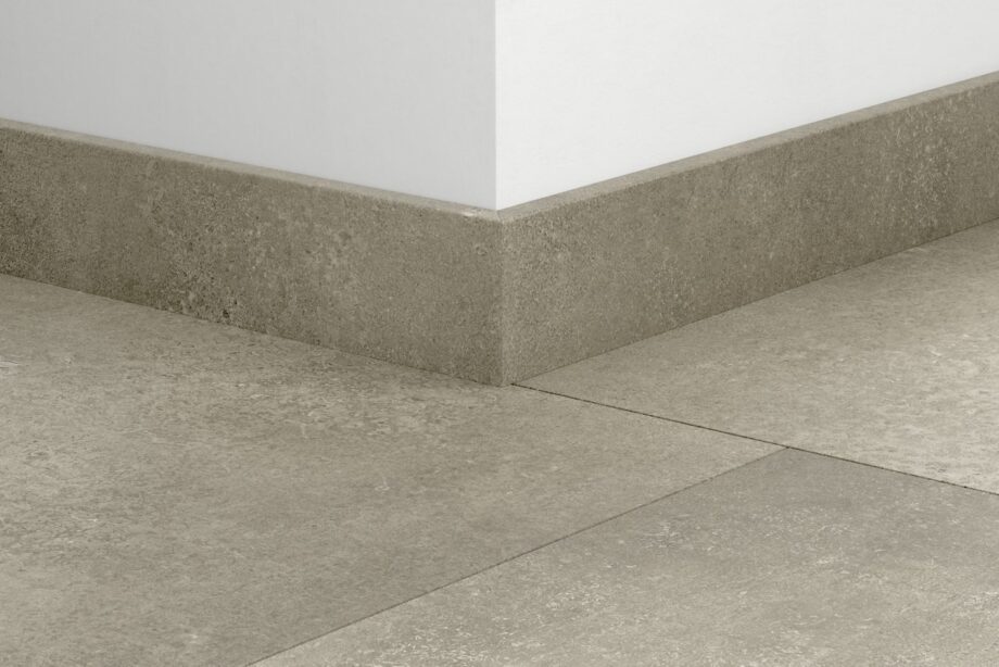 qsvsk40273-1 Sockelleiste Quick-Step Cloudy Concrete für LVT Vinylboden, wasserfest, 12x58x2400 mm