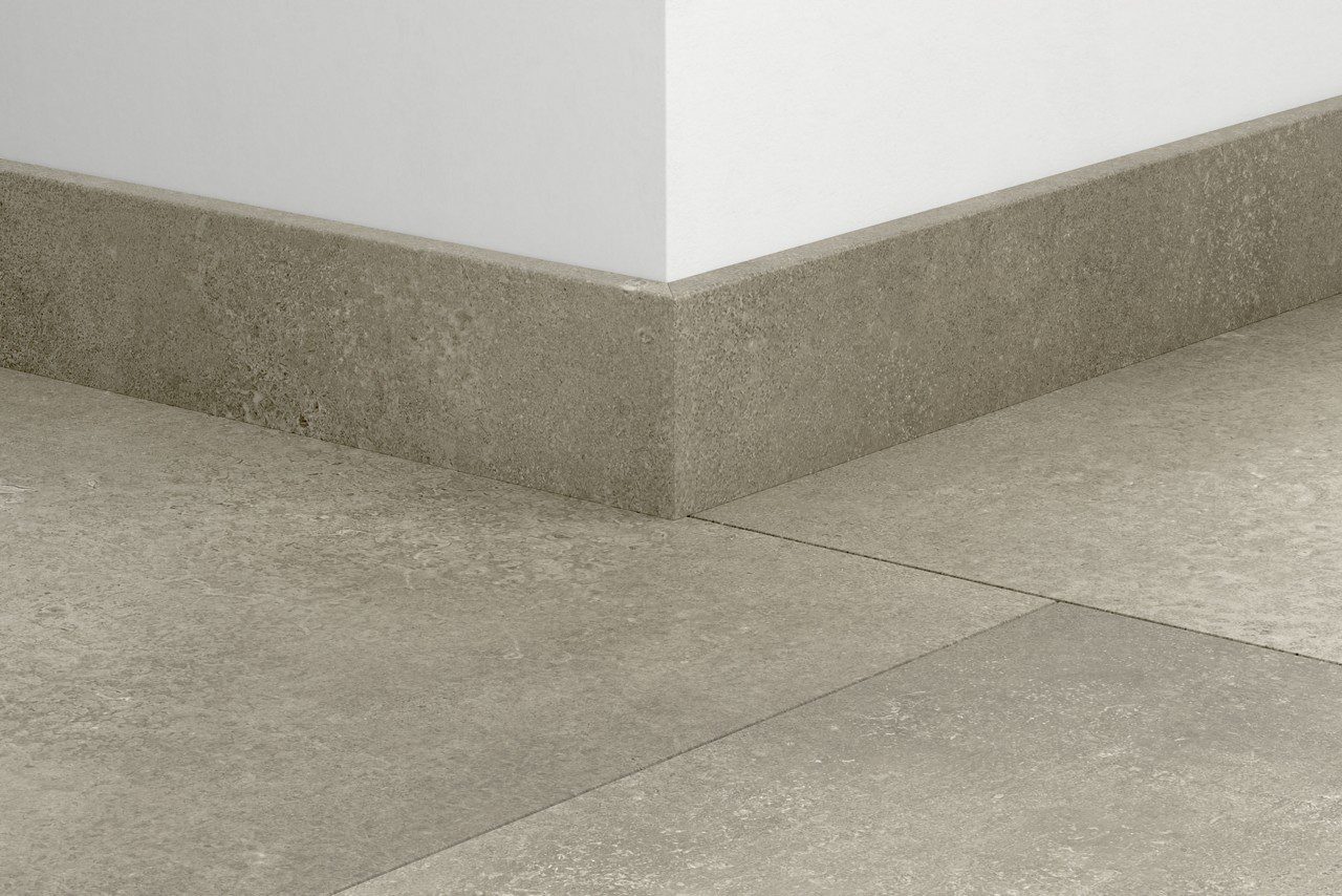 Sockelleiste Quick-Step Cloudy Concrete für LVT Vinylboden, wasserfest, 12x58x2400 mm