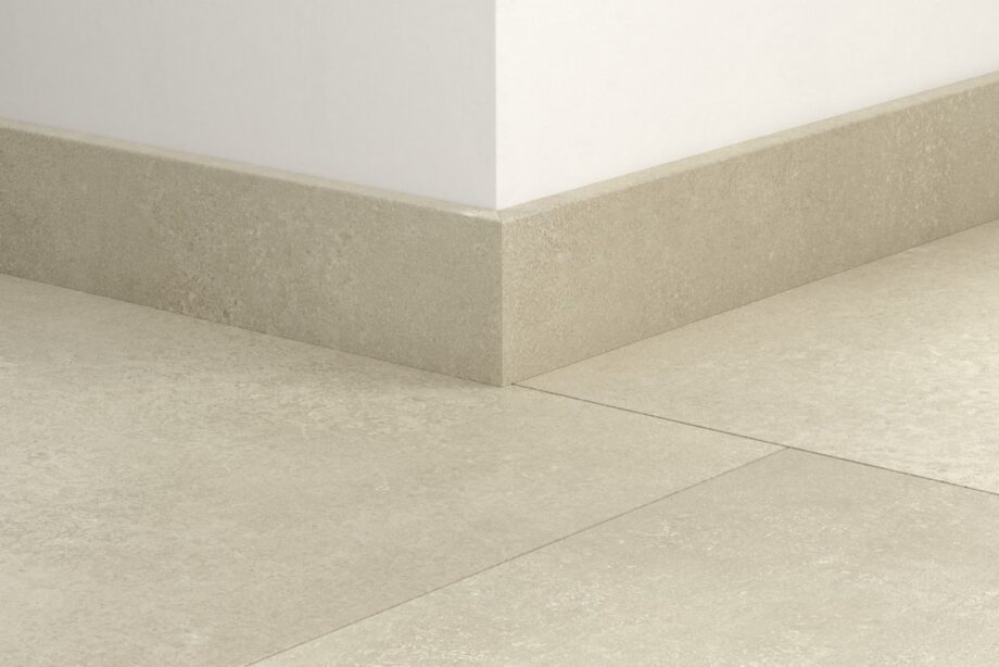 Sockelleiste Quick-Step Sandstone Concrete für LVT Vinylboden, wasserfest, 12x58x2400 mm