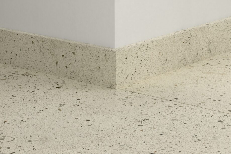 qsvsk40276-1 Sockelleiste Quick-Step Pebble Concrete für LVT Vinylboden, wasserfest, 12x58x2400 mm