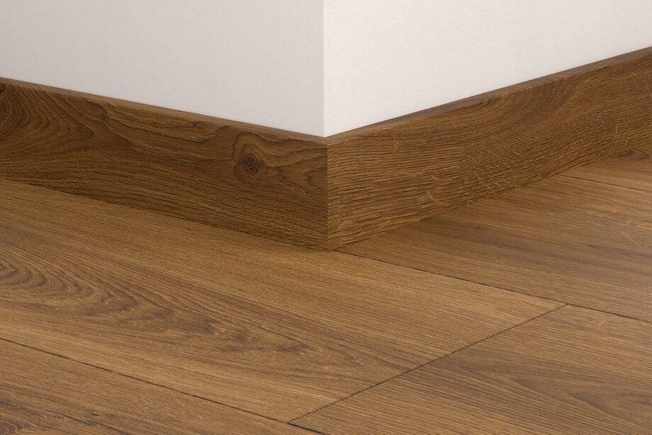 qsvsk40315-1 Sockelleiste Quick-Step Botanic Caramel Oak für LVT Vinylboden, wasserfest, 12x58x2400 mm