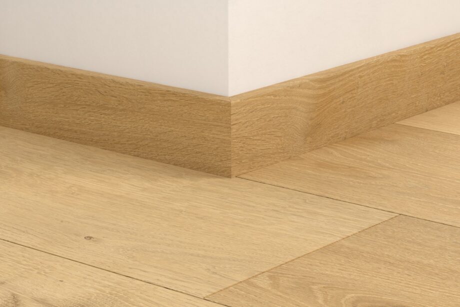 qsvsk40316-1 Sockelleiste Quick-Step Elegant Oak Natural für LVT Vinylboden, wasserfest, 12x58x2400 mm