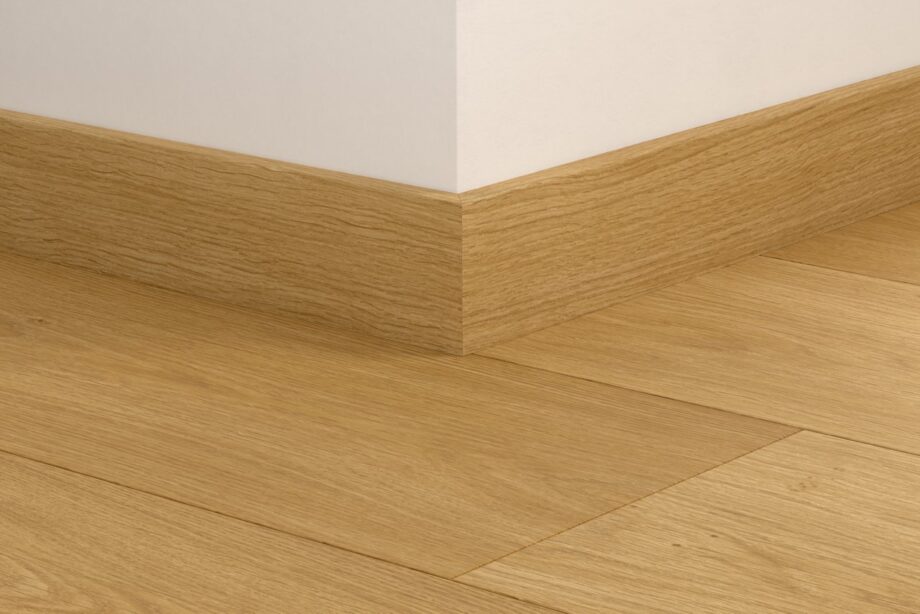 qsvsk40320-1 Sockelleiste Quick-Step Coast Oak Honey für LVT Vinylboden, wasserfest, 12x58x2400 mm