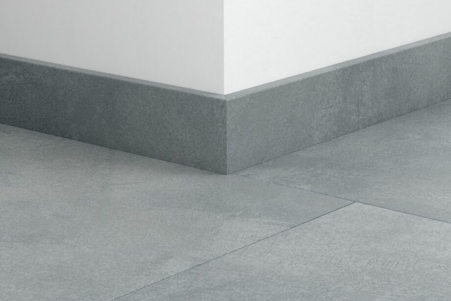 qsvsk40325-1 Sockelleiste Quick-Step Soft Sky für LVT Vinylboden, wasserfest, 12x58x2400 mm