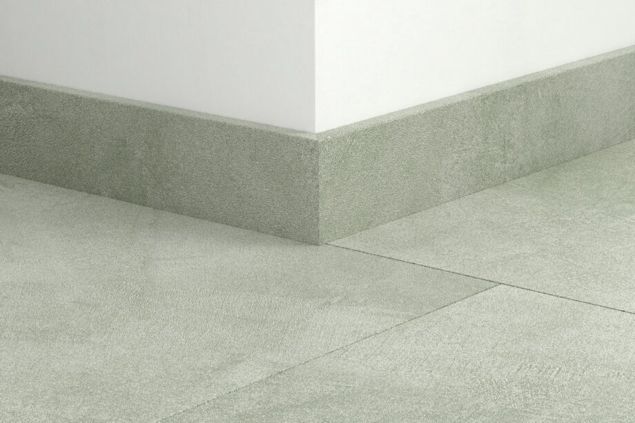 qsvsk40334-1 Sockelleiste Quick-Step Soft Sage für LVT Vinylboden, wasserfest, 12x58x2400 mm