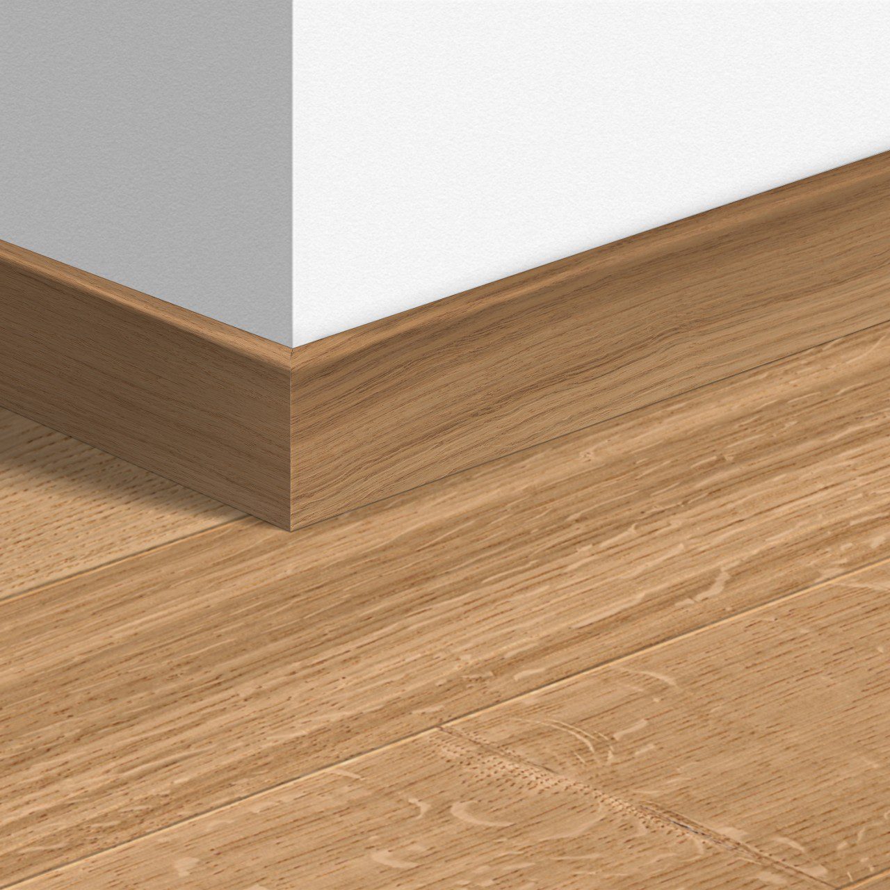 Wasserbeständige Holz-Sockelleiste Quick-Step Natural Oak Matt für Parkett, furniert, 16x80x2400 mm