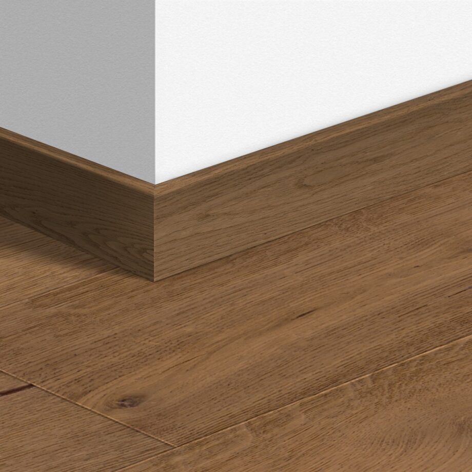 qswppskr03096mm-1 Wasserbeständige Holz-Sockelleiste Quick-Step Cinnamon Oak Extra Matt für Parkett, furniert, 16x80x2400 mm