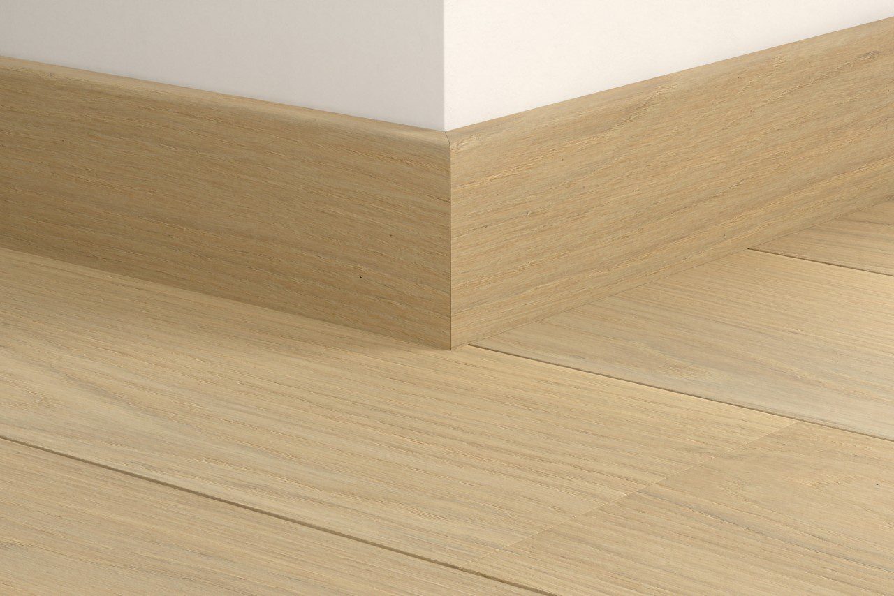 Wasserbeständige Holz-Sockelleiste Quick-Step Lily White Oak Extra Matt für Parkett, furniert, 16x80x2400 mm
