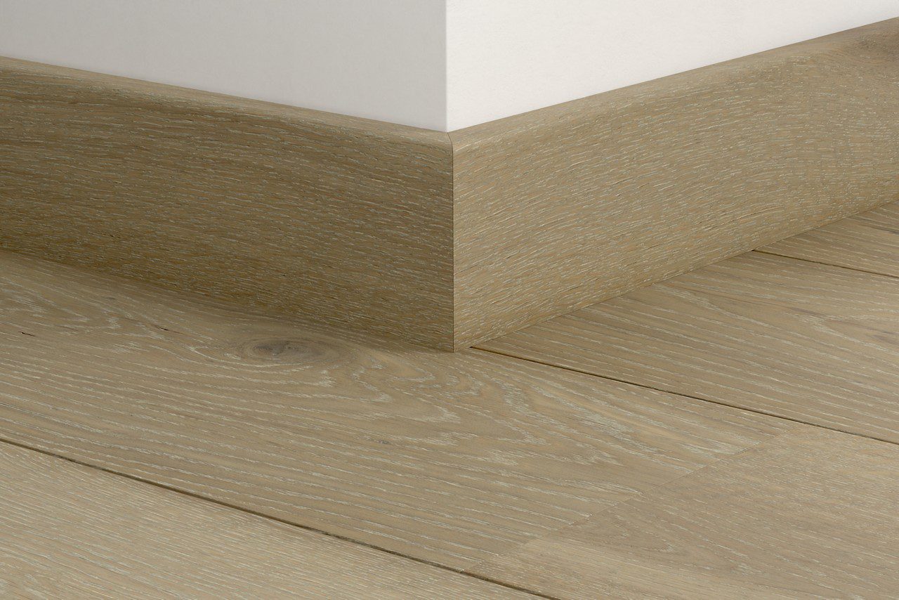 Wasserbeständige Holz-Sockelleiste Quick-Step Light Storm Oak Extra Matt für Parkett, furniert, 16x80x2400 mm