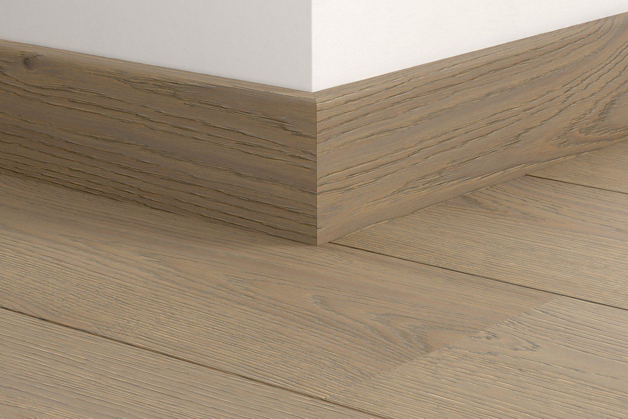 Wasserbeständige Holz-Sockelleiste Quick-Step Carbis Oak Extra Matt für Parkett, furniert, 16x80x2400 mm