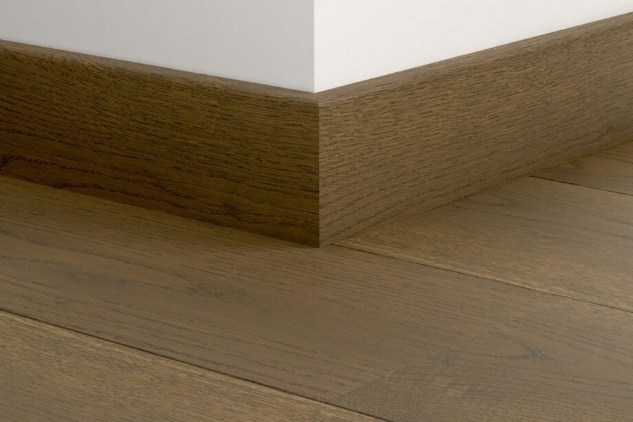 qswppskr05676mm-1 Wasserbeständige Holz-Sockelleiste Quick-Step Brown Vintage Oak Extra Matt für Parkett, furniert, 16x80x2400 mm