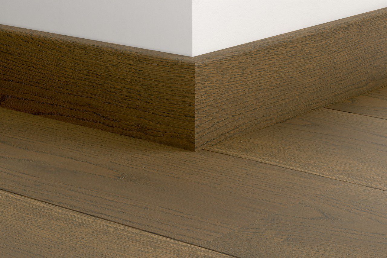 Wasserbeständige Holz-Sockelleiste Quick-Step Brown Vintage Oak Extra Matt für Parkett, furniert, 16x80x2400 mm