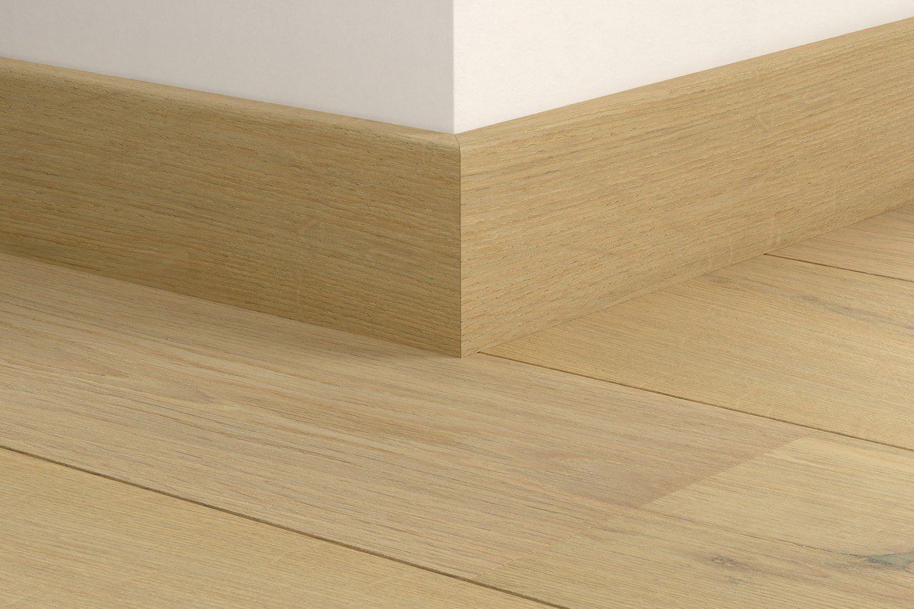 Wasserbeständige Holz-Sockelleiste Quick-Step Pearl White Oak Extra Matt für Parkett, furniert, 16x80x2400 mm