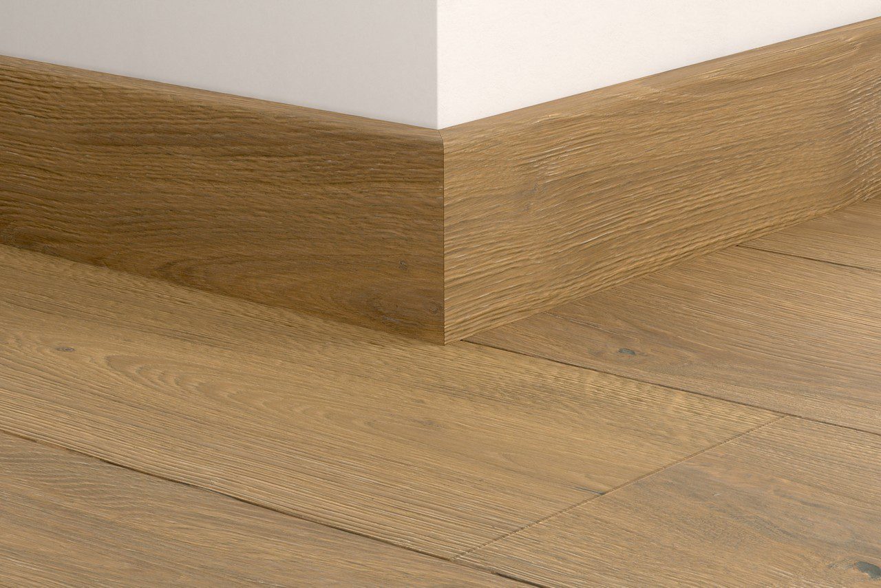 Wasserbeständige Holz-Sockelleiste Quick-Step Mustard Oak Extra Matt für Parkett, furniert, 16x80x2400 mm