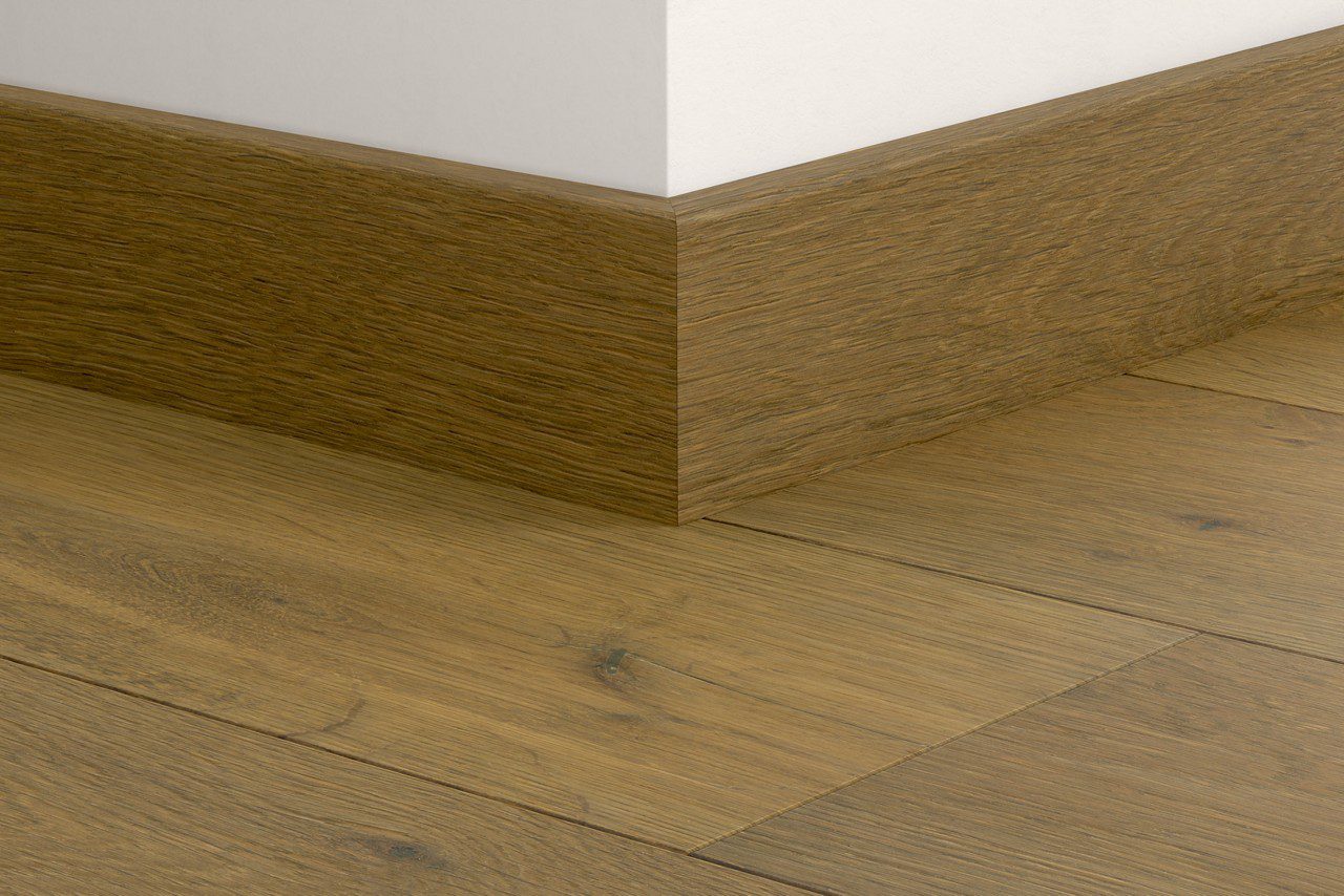 Wasserbeständige Holz-Sockelleiste Quick-Step White Cappuccino Oak Extra Matt für Parkett, furniert, 16x80x2400 mm