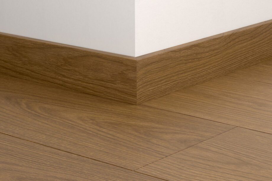 Sockelleiste Quick-Step Cocoa Oak für LVT Vinylboden, wasserfest, 12x58x2400 mm