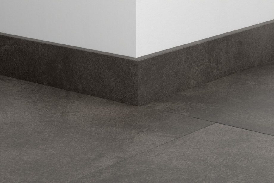 Sockelleiste Quick-Step Soft Graphite für LVT Vinylboden, wasserfest, 12x58x2400 mm Sockelleiste Quick-Step Soft Graphite für LVT Vinylboden, wasserfest, 12x58x2400 mm