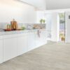 LVT Vinylboden Quick-Step, Ambient Click Plus, Hellgrau Fliese travertin, gefast – 3