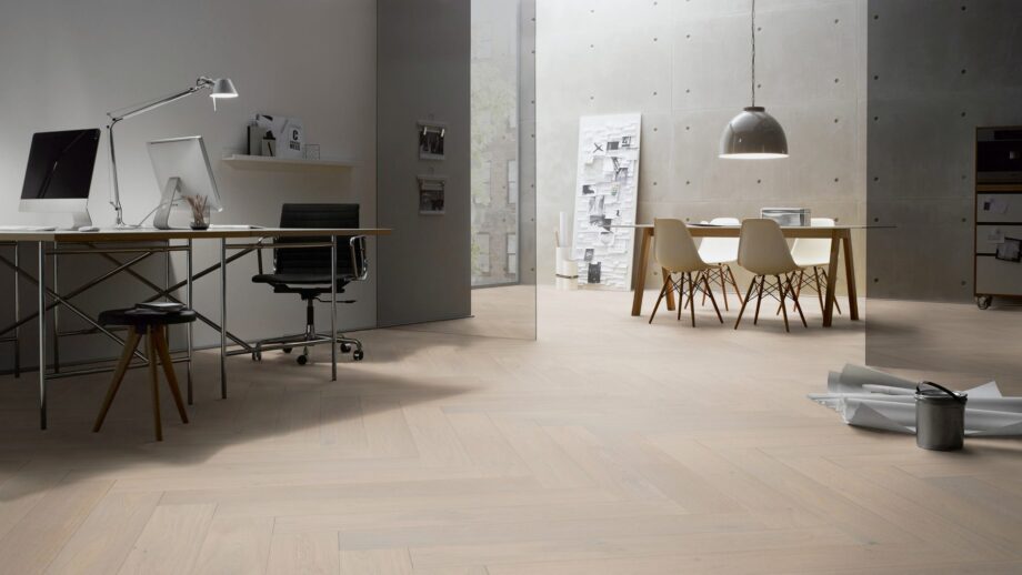 Fischgrätparkett Eiche, ter Hürne, Oak light grey, hellgrau, Fischgrätparkett, gebürstet, gefast, extra matt versiegelt – Ansicht 4 Fischgrätparkett Eiche, ter Hürne, Oak light grey, hellgrau, Fischgrätparkett, gebürstet, gefast, extra matt versiegelt – 4