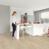 SPC Vinylboden Quick-Step cotton oak beige alpha medium Dielen, gefast – Ansicht 3 SPC Vinylboden Quick-Step cotton oak beige alpha medium Dielen, gefast – 3