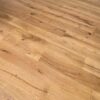 Laudparkett tamm rustic markant harjatud ja õlitatud pinnaga paigaldatud põrandale. Parketi sorteeringu ja selle tooni iseloomustus.
