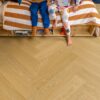 Fischgrät Vinylboden Quick-Step Ciro Pure Oak Honey – Ansicht 5 Fischgrät Vinylboden Quick-Step Ciro Pure Oak Honey – 5