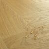 Vinylboden Fischgrät LVT Quick Step Pristine Serene Oak Medium Natural – Sortierungs- und Farbbeschreibung. 