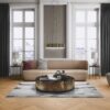 Классическая гостиная с ёлочным паркетом из дуба Rustic шириной 140 мм, покрытым натуральным маслом. Интерьер оформлен в утонченном стиле: бежевый диван, кресло с бордовой подушкой, массивный журнальный стол из чёрного мрамора, тёмные шторы и высокие белые окна с видом на город. Светлый ковёр и декоративные элементы добавляют уюта и элегантности пространству. Fischgrätparkett Eiche Mix geölt & gewachst 140 mm – 10