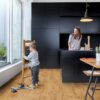 Vinylboden Quick-Step Bloom Autumn Oak Honey – Ansicht 3 Vinylboden Quick-Step Bloom Autumn Oak Honey – 3
