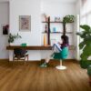 Klickvinyl Quick-Step Bloom Botanic Caramel Oak – Ansicht 8 Klickvinyl Quick-Step Bloom Botanic Caramel Oak – 8