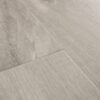 Vinüülparkett Quick-Step Blos Canyon tamm grey saw cuts halli tooni ja saejälgedega tamme põrandalaud disainiga.