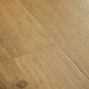 Vinüülparkett Quick-Step Blos Cottge tamm natural naturaalse tamme tooni ja rustikaalse tammest põrandalaua disainiga.