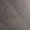 Vinyylilankku Quick Step Blos Silk tammi Dark Grey asennettu lattialle harmaan tumma tammikuosi luonnollinen puunsyy ja hillitty sävyvaihtelu moderni vinyylilattia sisustuksessa