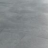 LVT parkett Quick-Step Illume Soft sky halli tooni ja betooni välimusega.