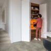 LVT põrandakate Quick-Step Oro Concrete rock paigaldatud elutoa põrandale. Sisse ehitatud voldikustega seinakapp.