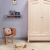 vinylboden-stein-quick-step-oro-coral-rock Vinylboden Stein Quick Step Oro Coral Rock im Kinderzimmer verlegt warme korall sandfarbene Steinoptik natürliche Struktur und dezente Farbvariationen klassischer Kinderzimmerschrank kleiner Stuhl mit Kissen im Löwen Design und Spielzeug auf dem Boden