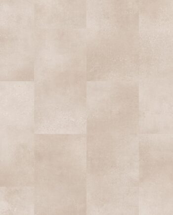 Vinyylilaatta Quick Step Oro Coral Rock asennettu lattialle lämmin korallin ja hiekan sävyinen kivikuosi luonnollinen kivipinnan struktuuri ja rauhallinen sävyvaihtelu moderni ja käytännöllinen vinyylilattia sisustuksessa