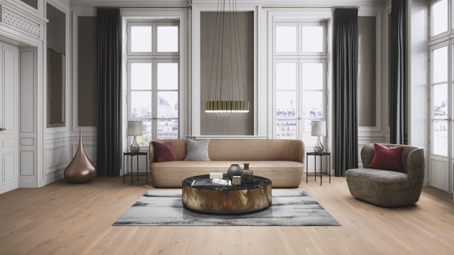 lankkuparketti-bauwerk-tammi-35-crema-harjattu-bprotect Lankkuparketti Bauwerk Tammi 35 Crema harjattu B-Protect asennettuna suuren, klassistyylisen ja korkean olohuoneen lattialle – design-sohva, nojatuoli, pöytä ja sen alla oleva tilkkumatto; vaalea, pehmeän lämmin tammen sävy ja luonnollisen rauhallinen puukuvio.