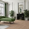 naturaalparkett-bauwerk-casapark-tamm-35-crema-harjatud-bprotekt Naturaalparkett Bauwerk Casapark tamm 35 Crema harjatud ja heleda matt lakiga viimistletud paigaldatud klassikalise kõrgete lagedega elutoa põrandale.