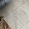 144129-3 Matte Bodenfliese aus Feinsteinzeug in Steinoptik Harlem Light Grey, 60x60 cm, 8 mm, Hellgrau, R9 – 3