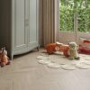 Chevron Parkett Eiche Esta Nordic S Sandstone extramatt lackiert – im Wohnraum Chevron Parkett Eiche Esta Nordic S Sandstone extramatt lackiert – 3