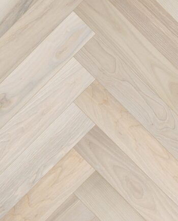 Fischgrätparkett Esche Esta Elegant Frost Ivory Pores 600 mm extramatt lackiert