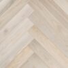 Fischgrätparkett Esche Esta Elegant Frost Ivory Pores 700 mm extramatt lackiert – Nahaufnahme Fischgrätparkett Esche Esta Elegant Frost Ivory Pores 700 mm extramatt lackiert – 2