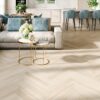 Fischgrätparkett Esche Esta Elegant Frost Ivory Pores 700 mm extramatt lackiert – Nahaufnahme Fischgrätparkett Esche Esta Elegant Frost Ivory Pores 700 mm extramatt lackiert – 3