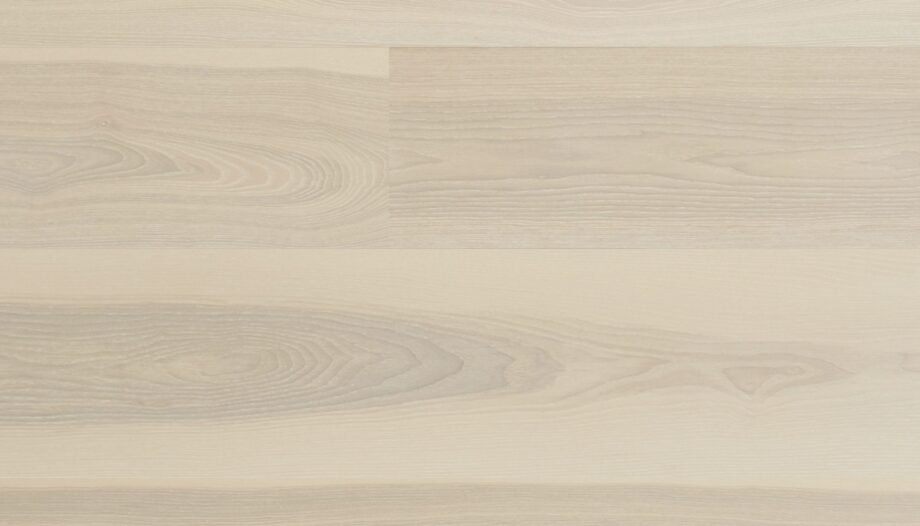 Landhausdiele Esche Esta Elegant Frost Ivory Pores 240 mm extramatt lackiert – Nahaufnahme Landhausdiele Esche Esta Elegant Frost Ivory Pores 240 mm extramatt lackiert – 2